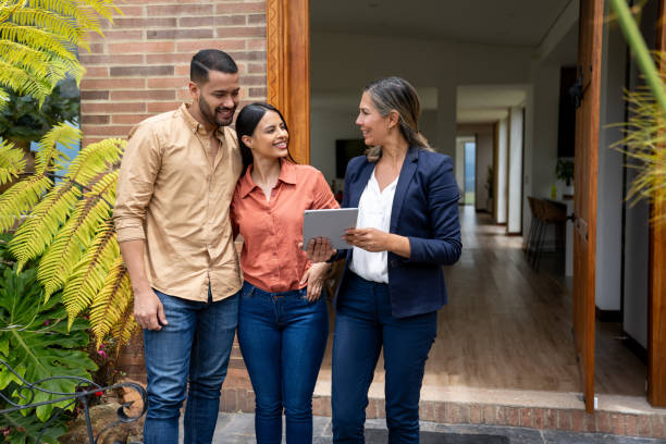 letting agents hackney - Real estate agent showing a house