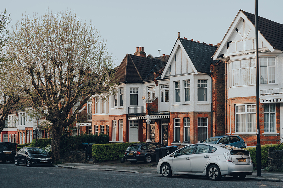 independent estate agents islington - Cars parked in front of a row of Edwardian houses